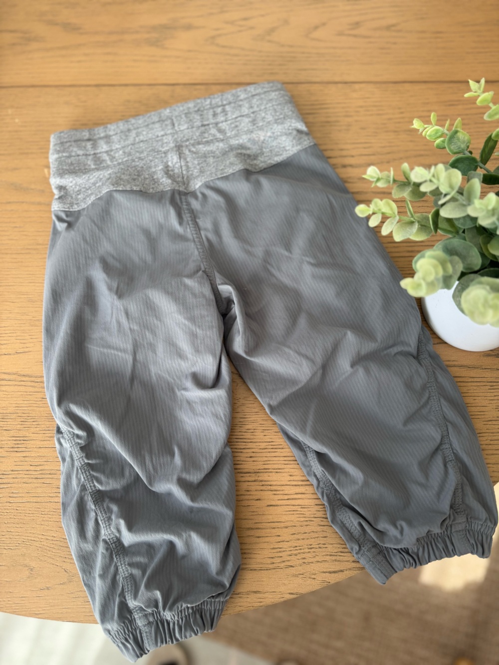 Girl Ivivva by Lululemon Gray Live To Move Capri Athletic Yoga Pants Size 7 - Picture 3 of 4